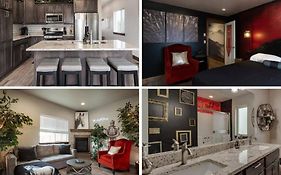 Cozy Fireplace, Easy Airport Access, 3 Bedroom 2 Bath